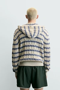 GILET STRUCTURÉ À TORSADES ET CAPUCHE