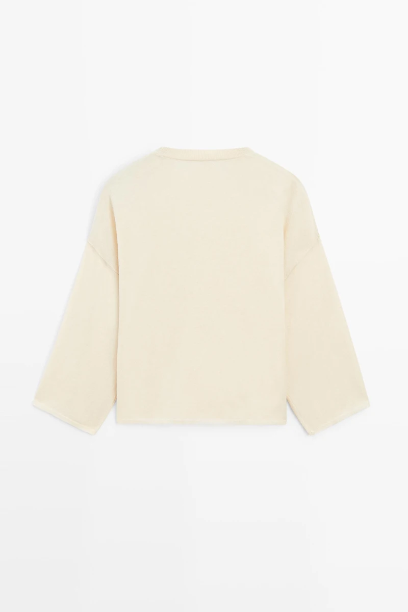 Round neck knit sweater