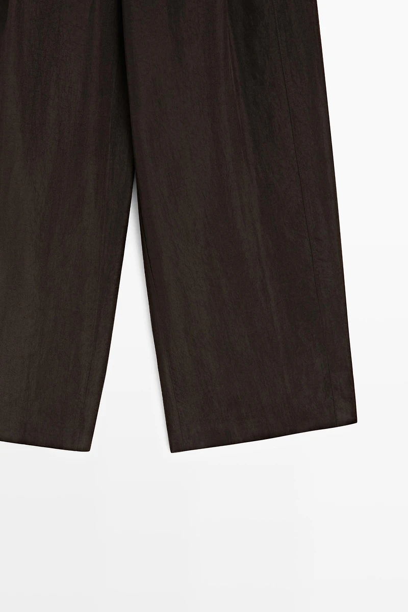 Wide-leg flowing trousers with darts