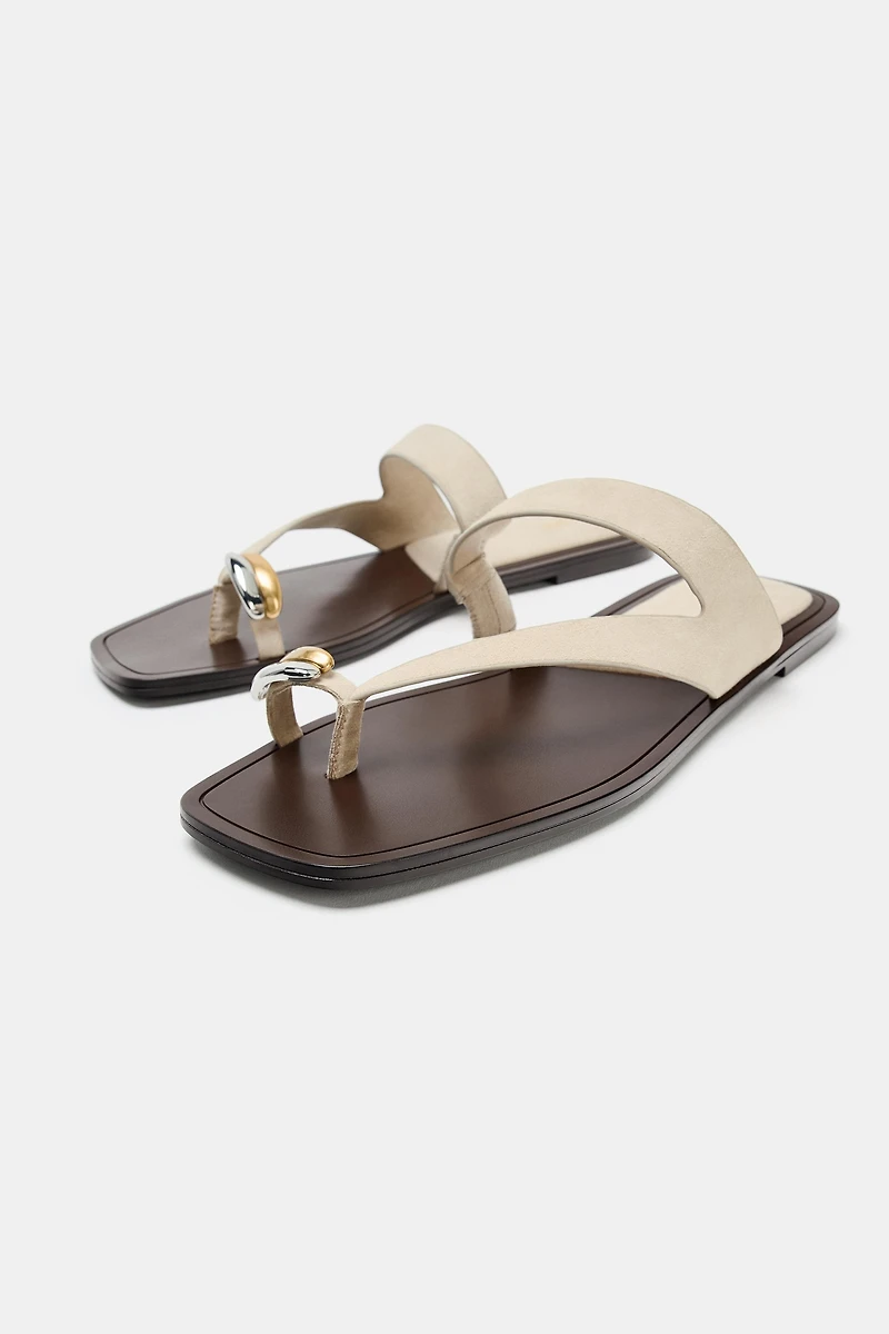 SANDALES EN CUIR AVEC DÉTAIL MÉTALLIQUE
