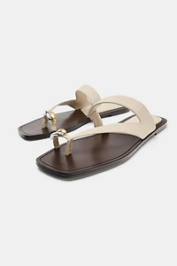 SANDALES EN CUIR AVEC DÉTAIL MÉTALLIQUE