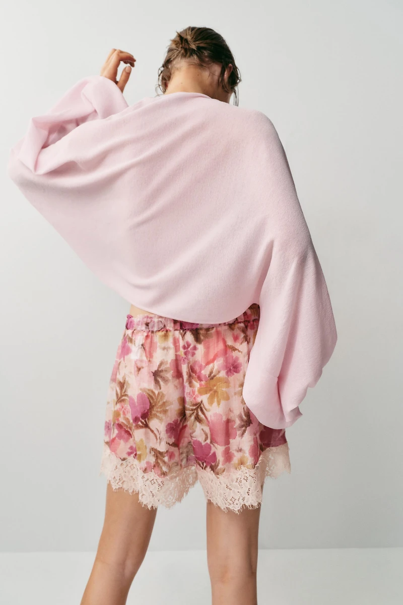 SHORT À IMPRIMÉ FLORAL ET DENTELLE