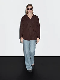 V-neck shirt with pockets