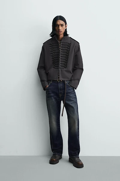 VESTE COURTE AJUSTÉE À BRANDENBOURGS EN CONTRASTE