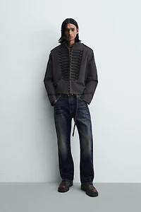 VESTE COURTE AJUSTÉE À BRANDENBOURGS EN CONTRASTE