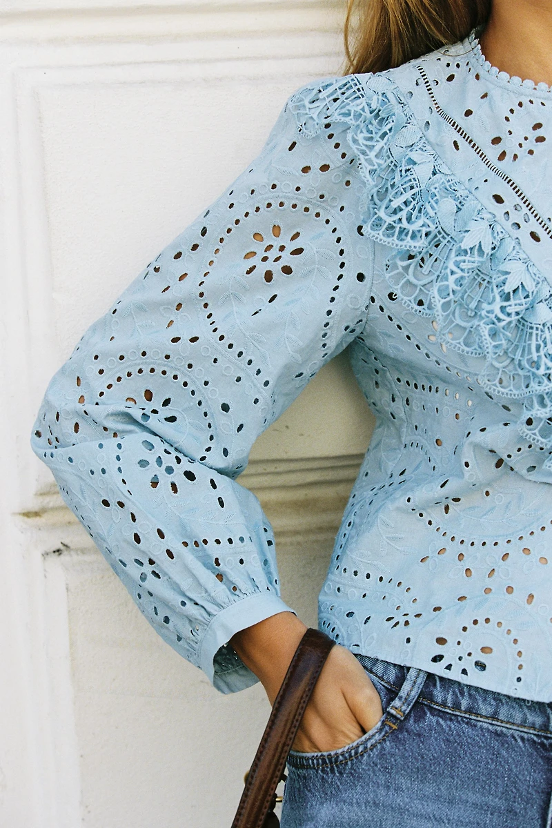 PERFORATED EMBROIDERY SHIRT