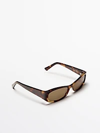 Petites lunettes de soleil allongées