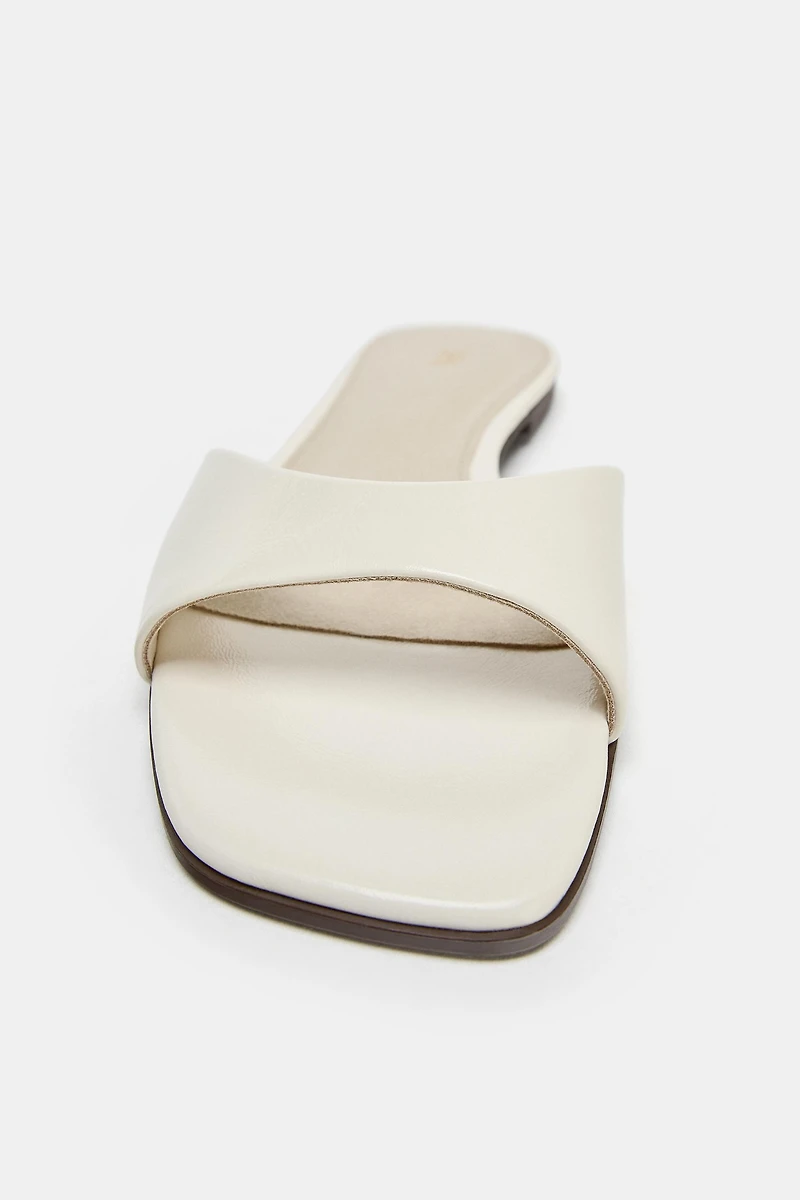 SANDALES PLATES EN CUIR