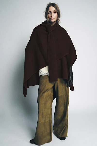 CAPE EN MAILLE AVEC ÉCHARPE ET FIL EN CONTRASTE