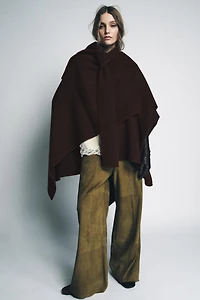 CAPE EN MAILLE AVEC ÉCHARPE ET FIL EN CONTRASTE