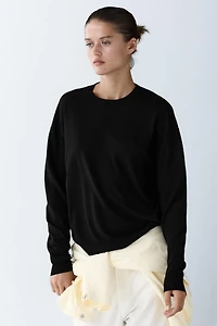 Fine knit round neck sweater