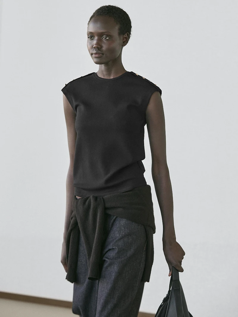Drop sleeve T-shirt with button details