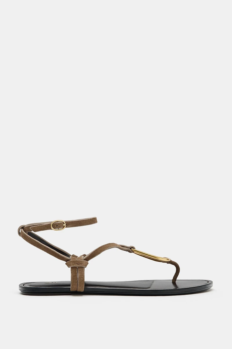 SANDALES EN CUIR AVEC PIÈCE MÉTALLIQUE