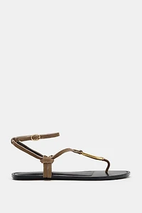 SANDALES EN CUIR AVEC PIÈCE MÉTALLIQUE