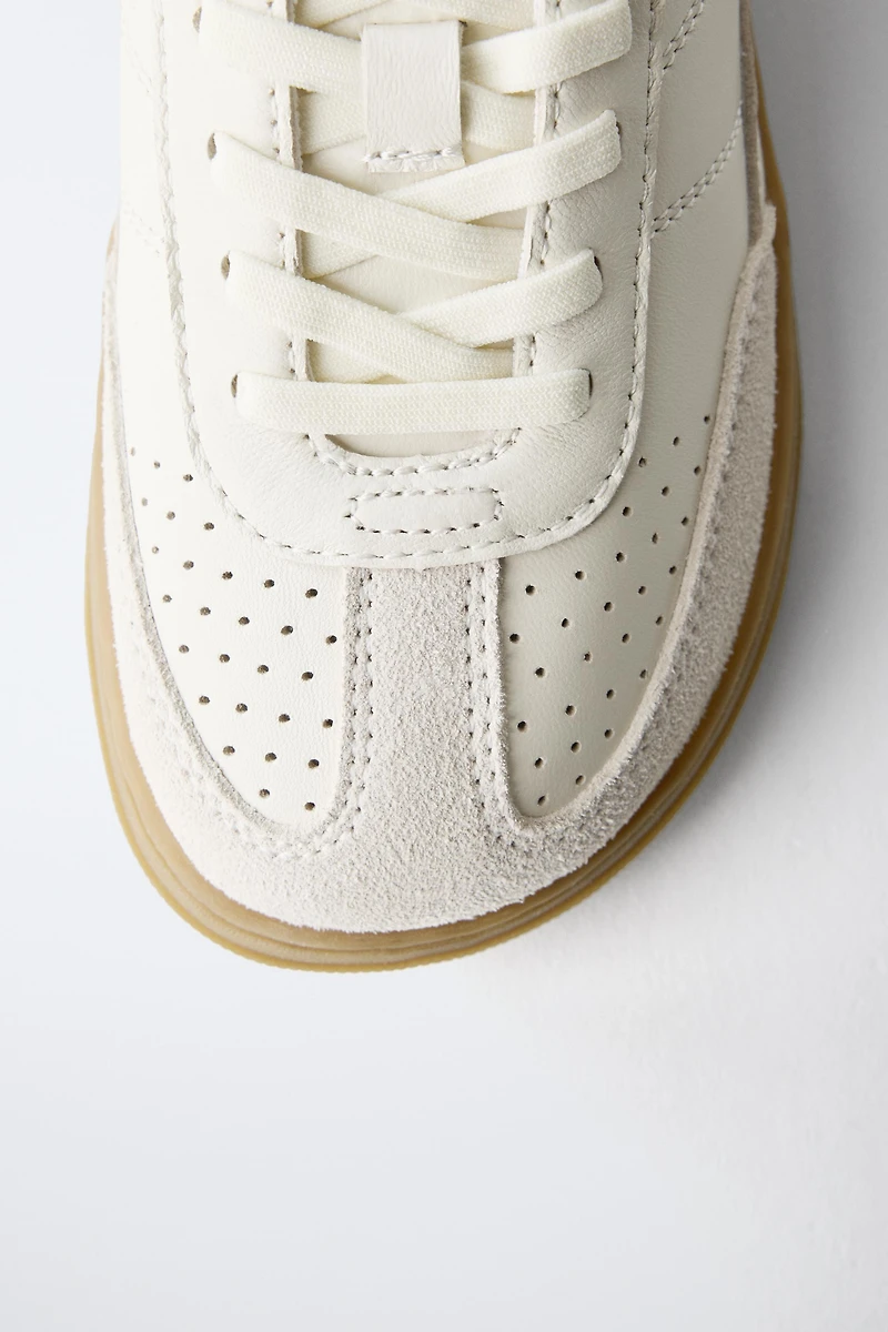 TENNIS EN CUIR PIEDS NUS