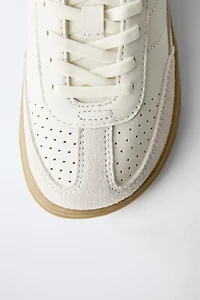 TENNIS EN CUIR PIEDS NUS