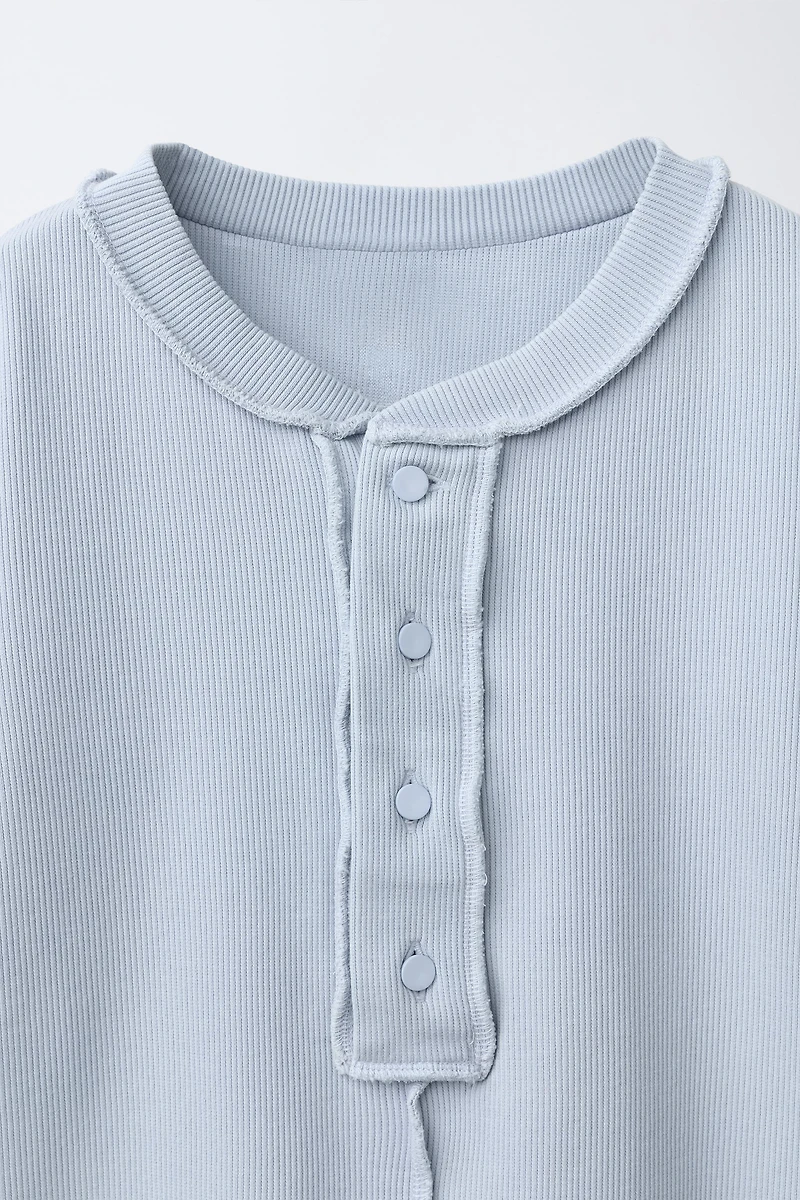 T-SHIRT SURJETÉ À BOUTONS