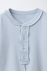 T-SHIRT SURJETÉ À BOUTONS