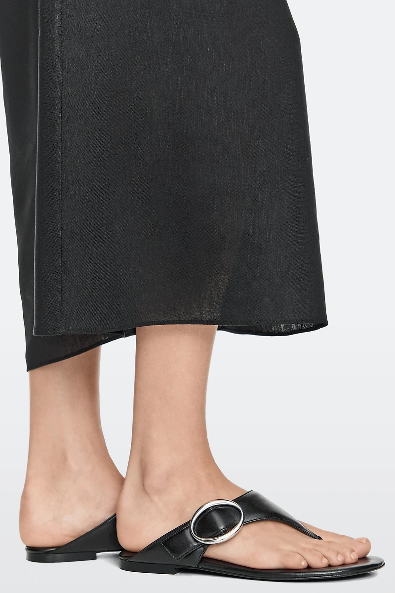 Leather sandals with metal ring