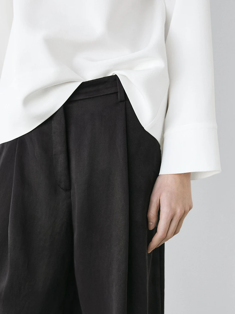 Flowing trousers with pleated details