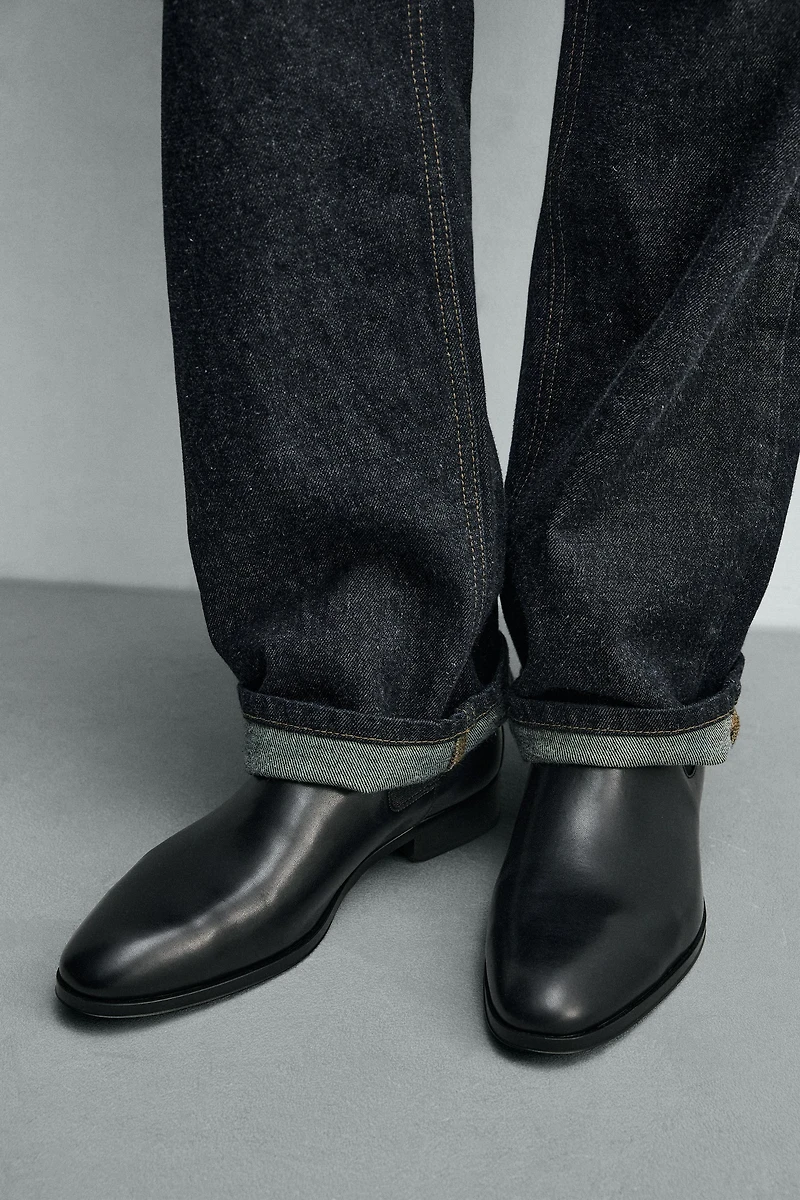POINTED CHELSEA BOOTS