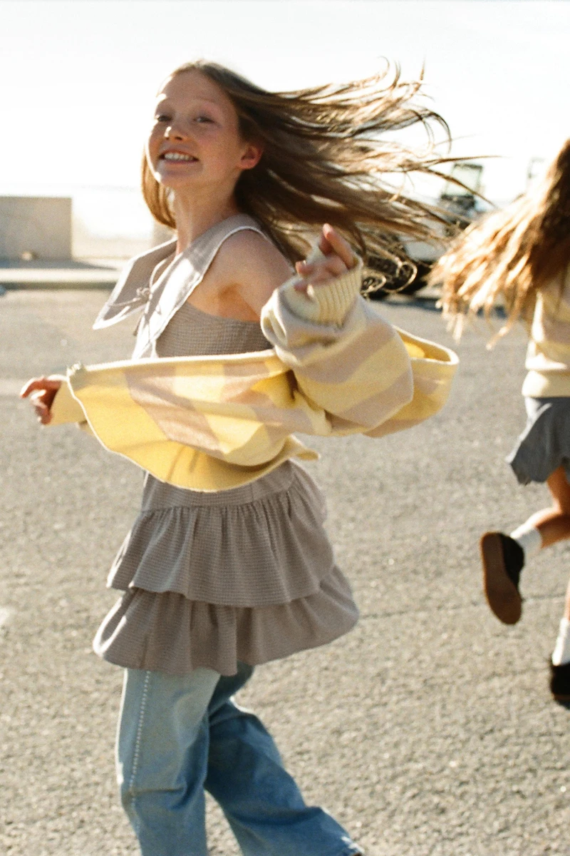 ROBE À CARREAUX, VOLANTS ET DENTELLE