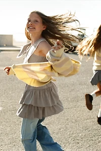 ROBE À CARREAUX, VOLANTS ET DENTELLE