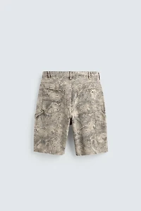 BERMUDA RELAXED FIT IMPRIMÉ ABSTRAIT DÉLAVÉ