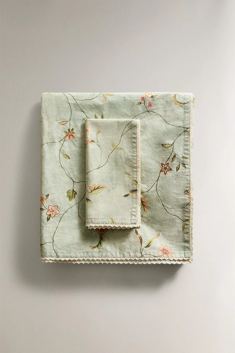 NAPPE IMPRIMÉ FLEURS ET DENTELLE