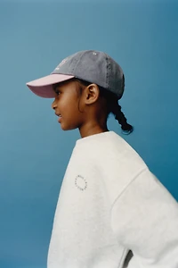 CASQUETTE EN DENIM AVEC INSCRIPTION BRODÉE