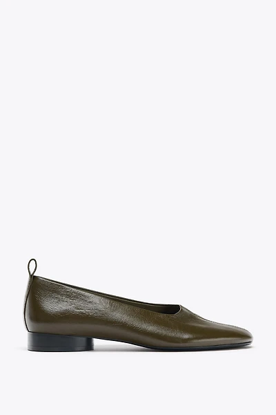 BALLERINES EN CUIR À TALONS BAS