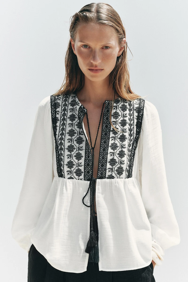 CONTRAST EMBROIDERY JACKET