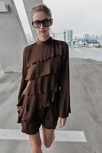 ROBE COURTE SATINÉE À VOLANTS
