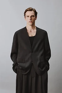 RELAXED FIT LAPELLESS SUIT BLAZER