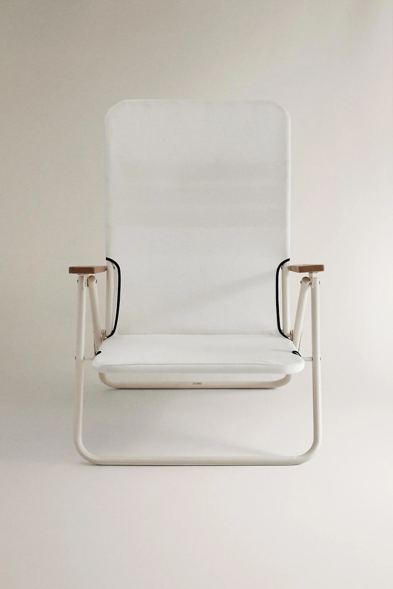 FOLDING BEACH CHAIR WITH WOODEN ARM RESTS