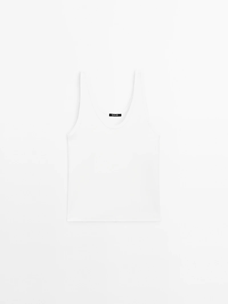 Ribbed top with neckline