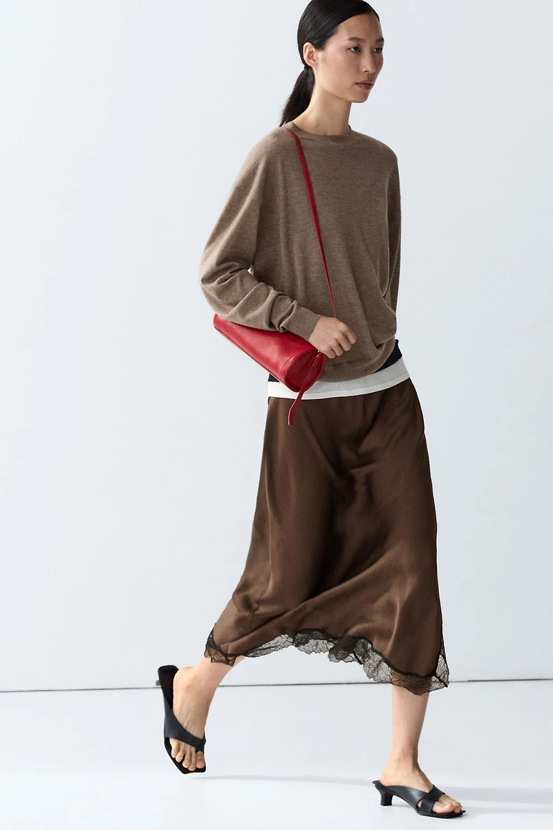 Fine knit round neck sweater
