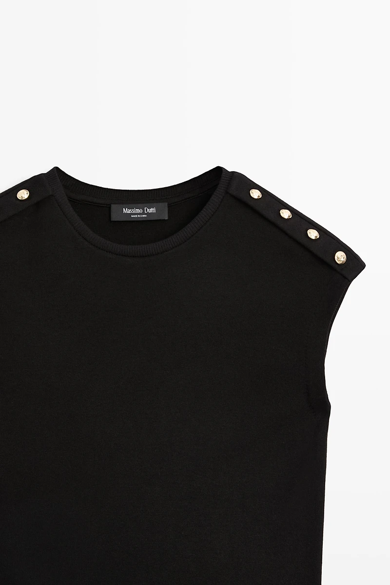 Drop sleeve T-shirt with button details