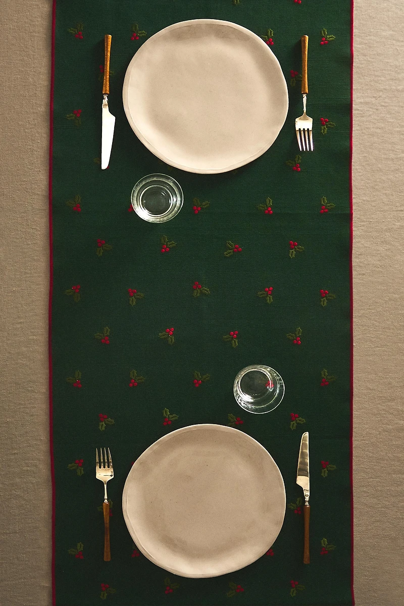 CHRISTMAS TABLE RUNNER WITH SMALL TWIGS