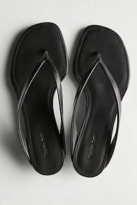 Sandale entre-doigts talon midi