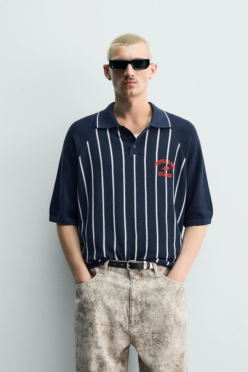 POLO EN MAILLE RAYÉ AVEC BRODERIE ET PIÈCE