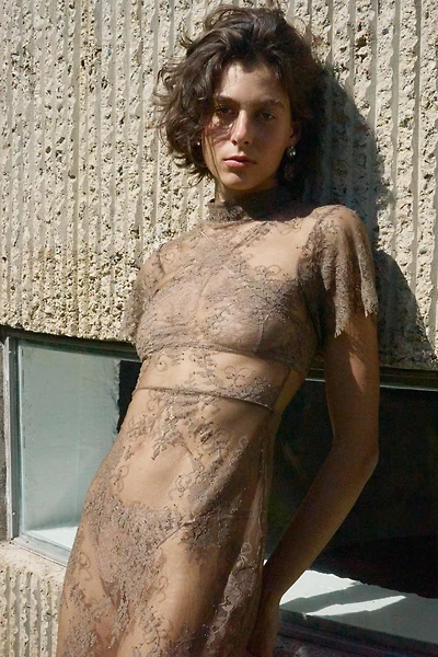 ROBE EN DENTELLE À COL MONTANT