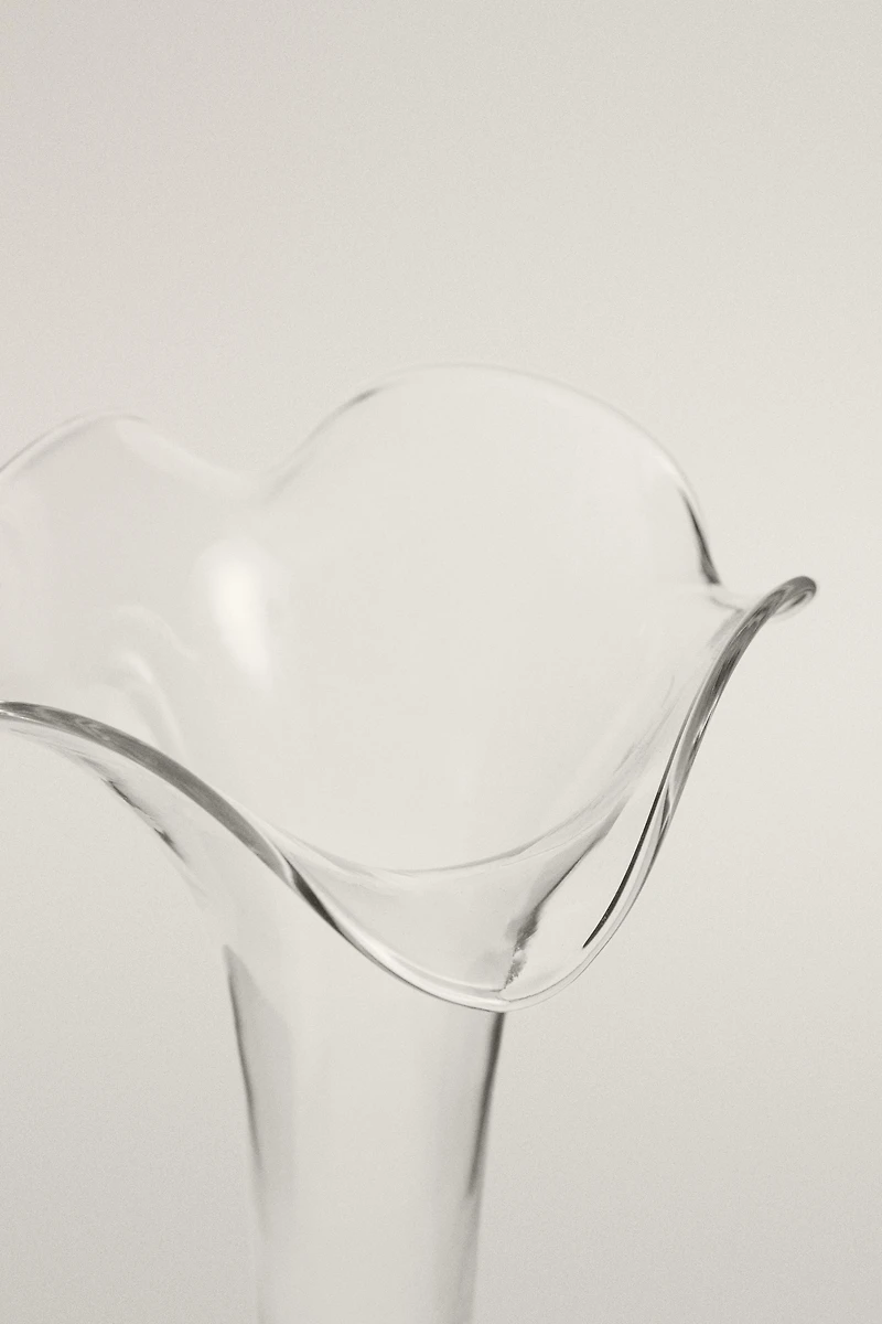 FLOWER-SHAPED GLASS VASE