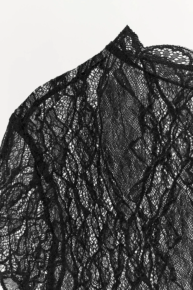 LACE CROP TOP