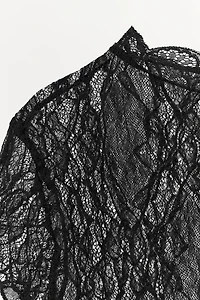 LACE CROP TOP