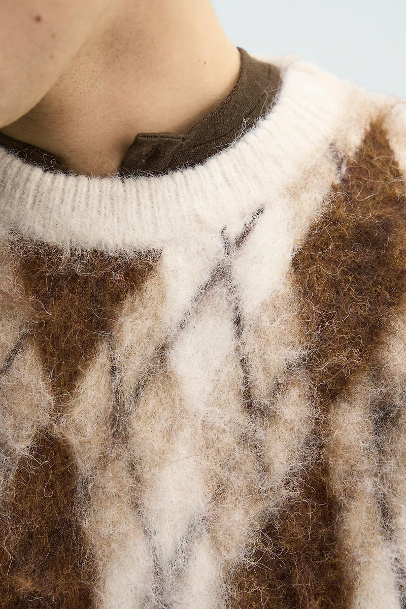 PULL BROSSÉ EN JACQUARD À LOSANGES