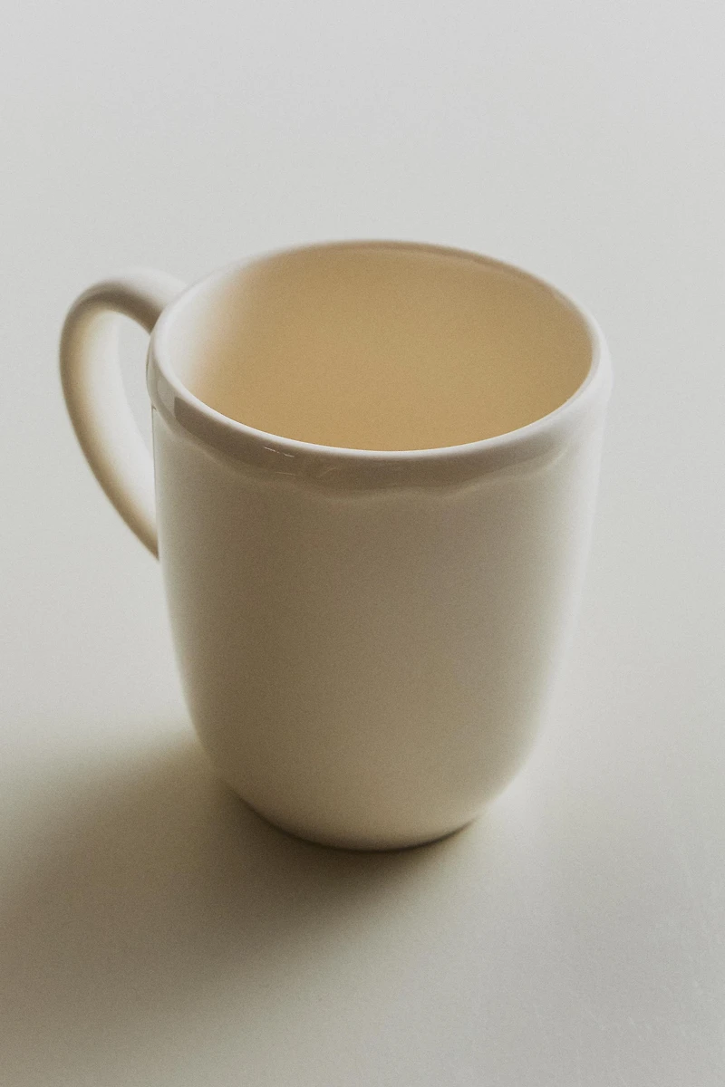 TASSE FAÏENCE BORD RELIEF