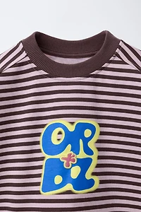 T-SHIRT À RAYURES ET INSCRIPTION BRODÉE