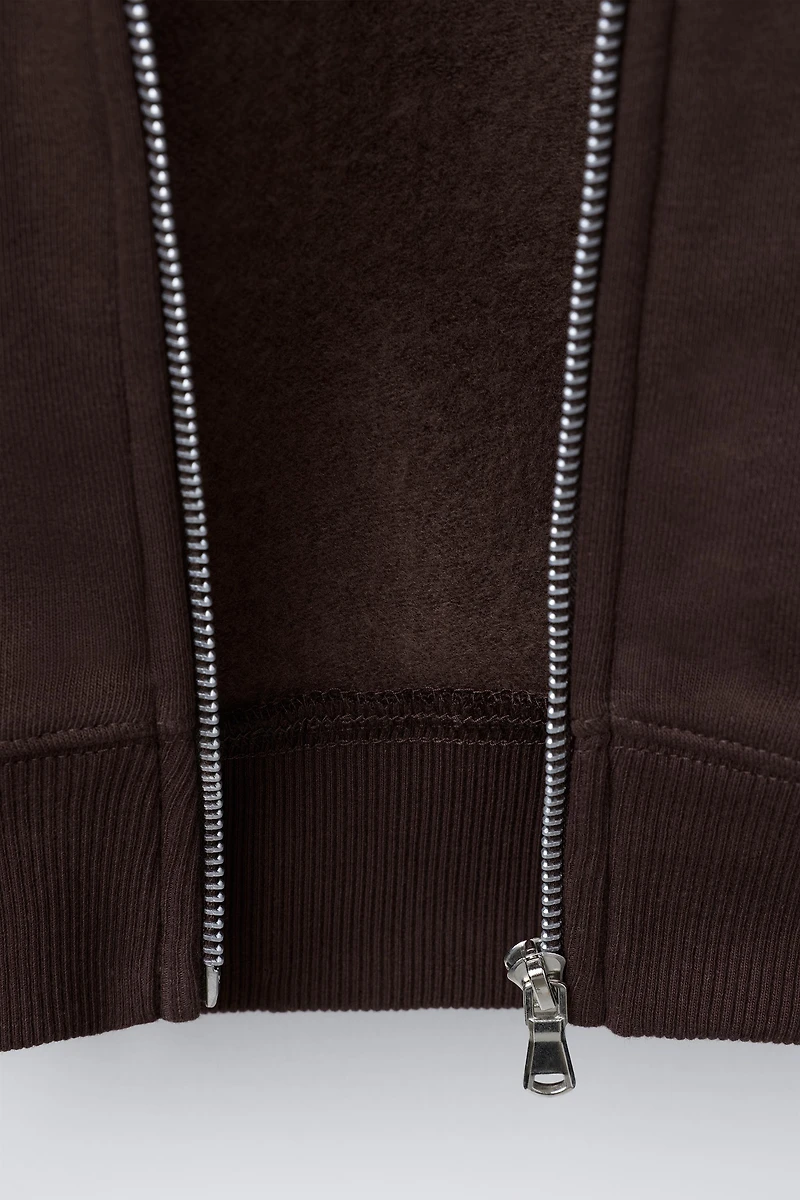 BASIC ZIP SWEATSHIRT
