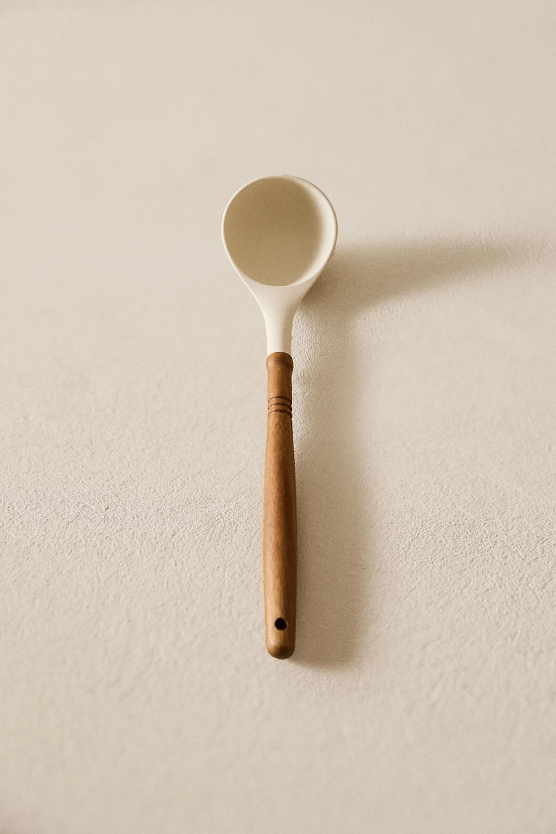 SILICONE AND WOODEN LADLE